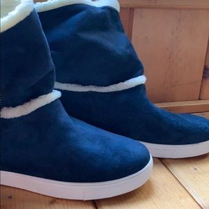 **SOLD** NWOT Suede booties